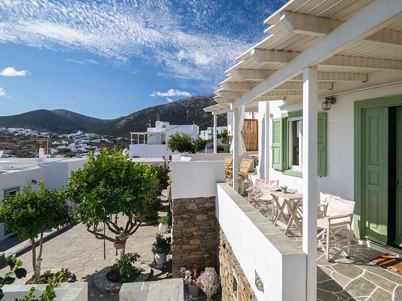 Ο κήπος μπροστά από το διαμέρισμα Ερωφίλη