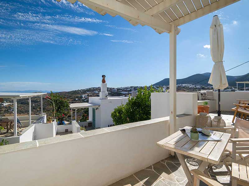 Μεγάλη βεράντα με θέα στον κήπο