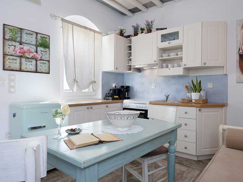 Η κουζίνα και το τραπέζι φαγητού στο διαμέρισμα Ερωφίλη