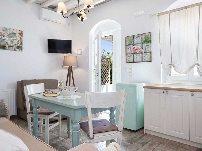 Το τραπέζι φαγητού και το καθιστικό