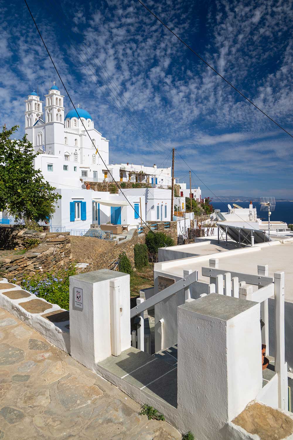 Η είσοδος στα καταλύματα από το πλακόστρωτο