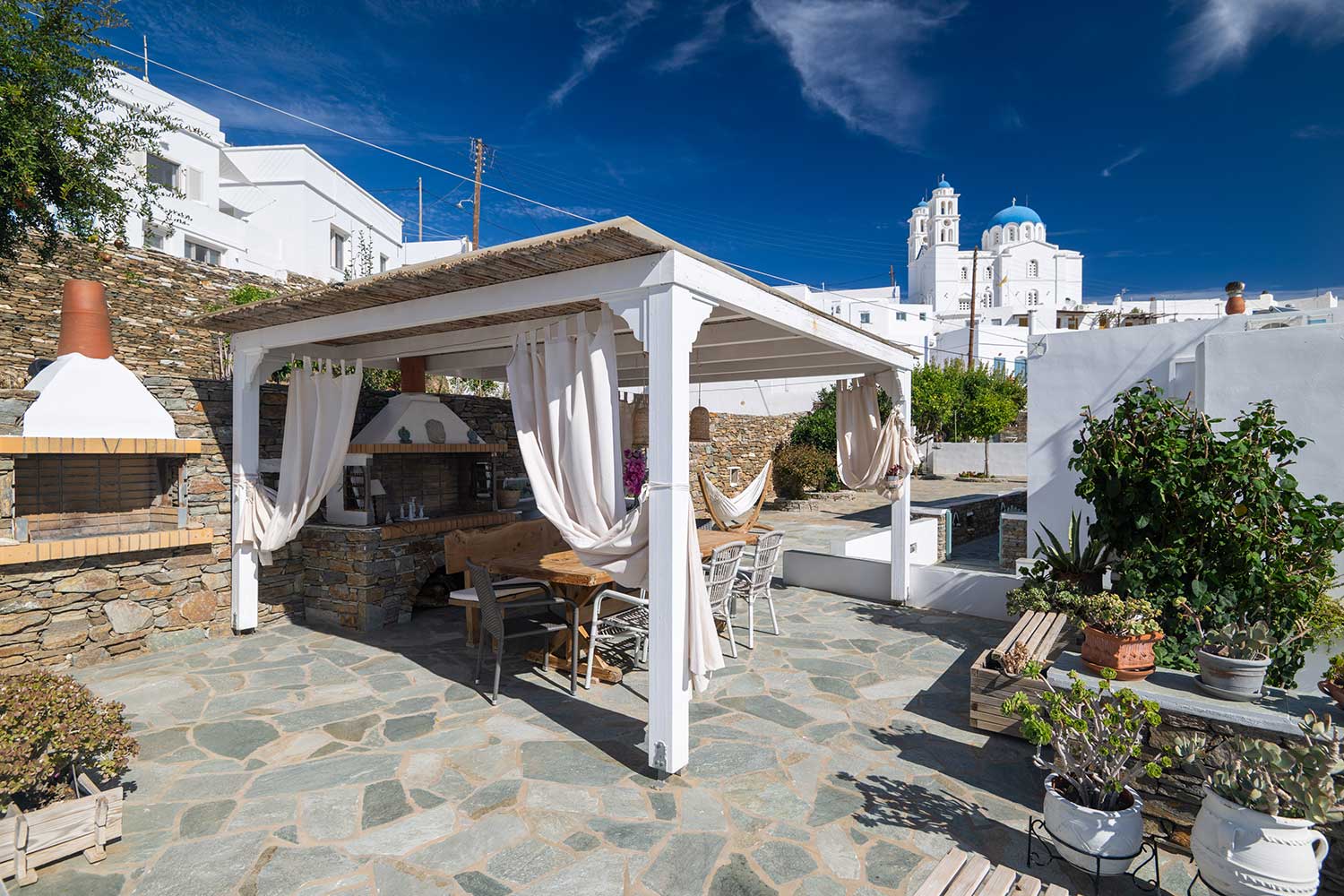 Εξωτερικοί χώροι στα Moscha Geronti apartments