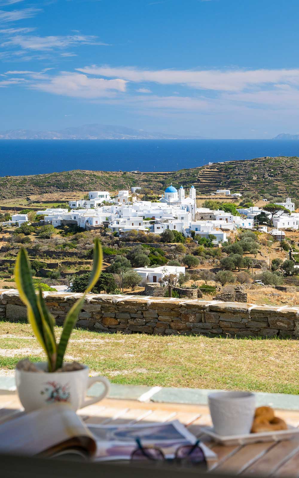 Η ανατολή του ήλιου από διαμερίσματα Μόσχα Γεροντή στη Σίφνο