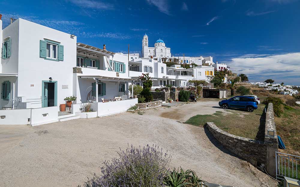 Πλακόστρωτη αυλή με θέα στη θάλασσα